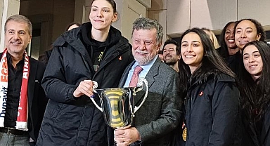 Şampiyon Eczacıbaşı Dynavit yurda döndü