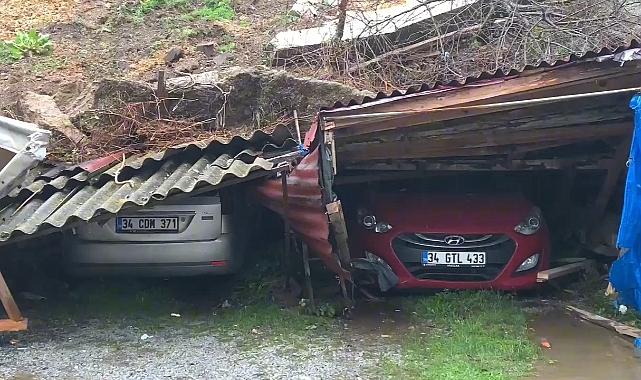 Sarıyer'de istinat duvarı çöktü; 4 araç hasar gördü