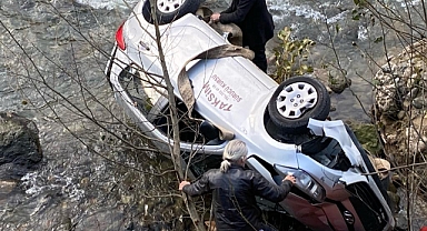 Sürücü adayının kullandığı otomobil dereye uçtu: 3 yaralı