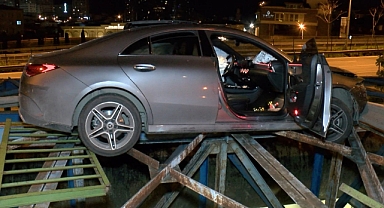 Üsküdar'da alkollü sürücünün kullandığı otomobil köprü arasında askıda kaldı