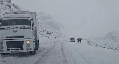 Van'da yoğun kar yağış nedeniyle ulaşım çift yönlü trafiğe kapatıldı