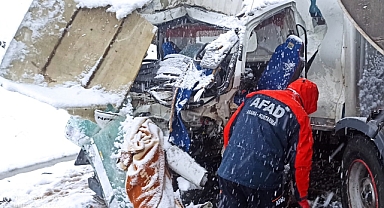 Yakıt tankeri, 2 kamyonetle çarpıştı: Kazada 1 kişi öldü