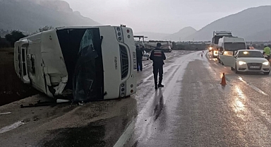 Yaralı taşıyan ambulansa arkadan çarpan midibüs devrildi