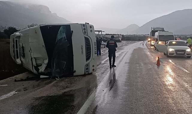 Yaralı taşıyan ambulansa arkadan çarpan midibüs devrildi