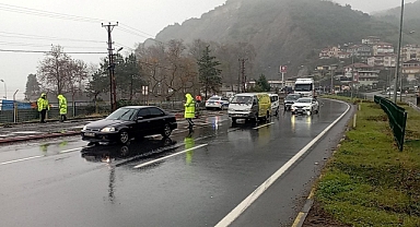 Zonguldak-Alaplı kara yolunda heyelan nedeniyle ulaşım tek yönden sağlanıyor