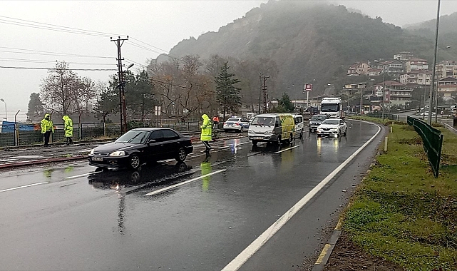 Zonguldak-Alaplı kara yolunda heyelan nedeniyle ulaşım tek yönden sağlanıyor