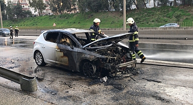 Adana'da seyir halindeyken alev alan otomobil yandı