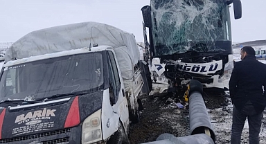 Ağrı'da yolcu otobüsü, kamyonete çarptı: 11 kişi yaralandı