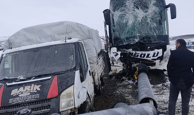 Ağrı'da yolcu otobüsü, kamyonete çarptı: 11 kişi yaralandı