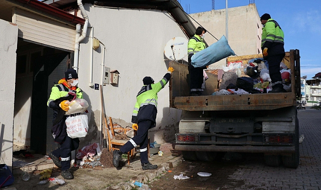 Aydın'da daha önce 4 kez temizlenen evden 3 kamyon çöp çıktı