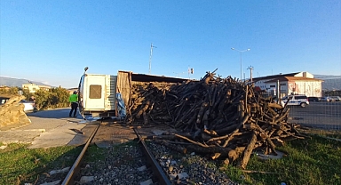 Aydın'da hemzemin geçitte devrilen kamyon tren seferlerini aksattı