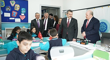 Bakan Tekin, Bakü Maarif Okulu'nu ziyaret etti