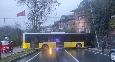 Beşiktaş'ta İETT otobüsü duvara çarptı: Yaralılar var