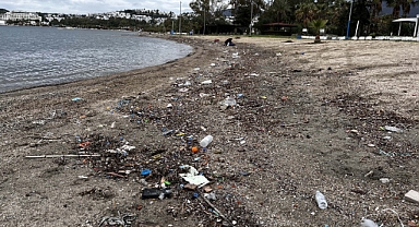 Bodrum'da sağanak sonrası sahiller çöple doldu