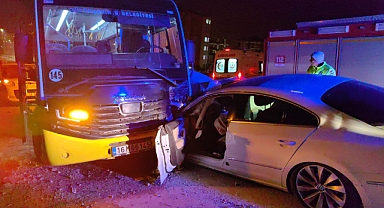 Bursa’da özel halk otobüsü ile otomobil kafa kafaya çarpıştı; 9 yaralı