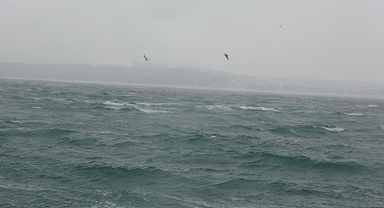 Çanakkale Boğazı'nda feribot seferleri de durduruldu