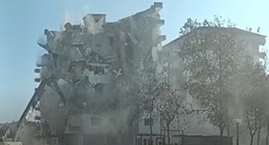 Diyarbakır’da ağır hasarlı bina, yıkım sırasında çöktü