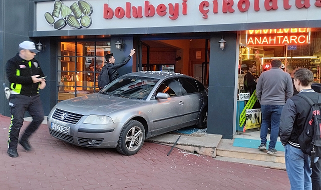El frenini çekmeyi unuttular: Otomobil çikolata dükkanına girdi