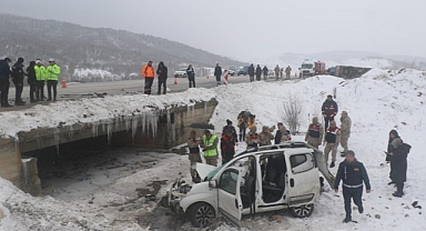 Erzincan'da hafif ticari araç ile midibüs çarpıştı: 1 ölü, 6’sı asker 9 yaralı