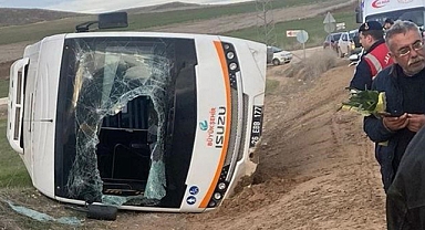 Eskişehir'de kamyonun çarptığı halk otobüsü devrildi; 11 yaralı