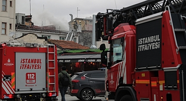Fatih'te bir handa ayakkabı deposunda çıkan yangın söndürüldü