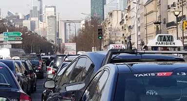 Fransa'da sosyal güvenlik yasasını protesto eden taksiciler eylem yaptı