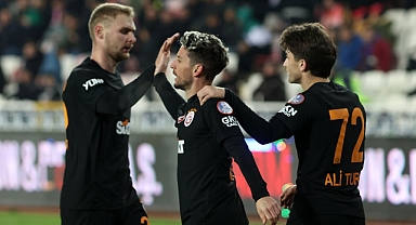 Galatasaray, zirve yarışında yara aldı
