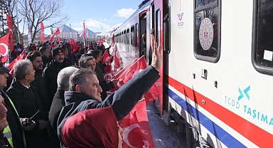 Gençlik ve Spor Bakanı Bak, Doğu Ekspresi'yle Sarıkamış'a gelen gençleri karşıladı
