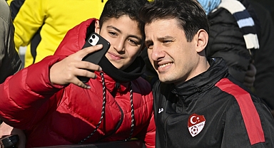 Hakem Halil Umut Meler'i sevgi gösterisiyle karşıladılar