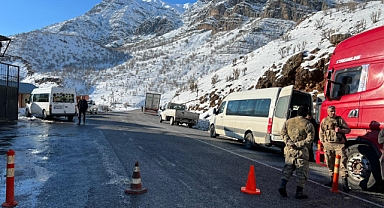 Hakkari- Şırnak kara yolu kar ve çığ riski nedeniyle kapatıldı