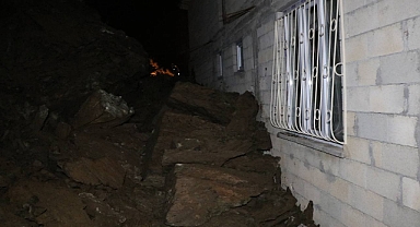 Heyelanda dağdan kopan kaya parçaları eve isabet etti, aile fertleri ölümden döndü
