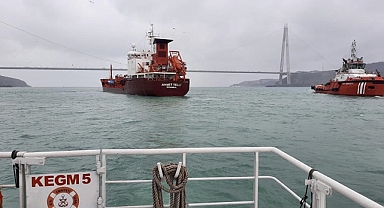 İstanbul'da Ahırkapı'ya demirleyen kargo gemisi konteyner gemisi ile çarpıştı