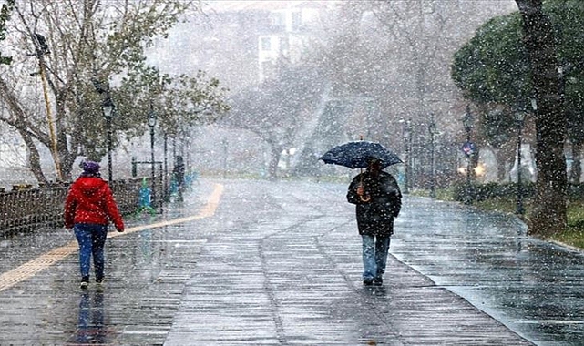 İstanbul'un bazı ilçelerinde karla karışık yağmur etkili oluyor