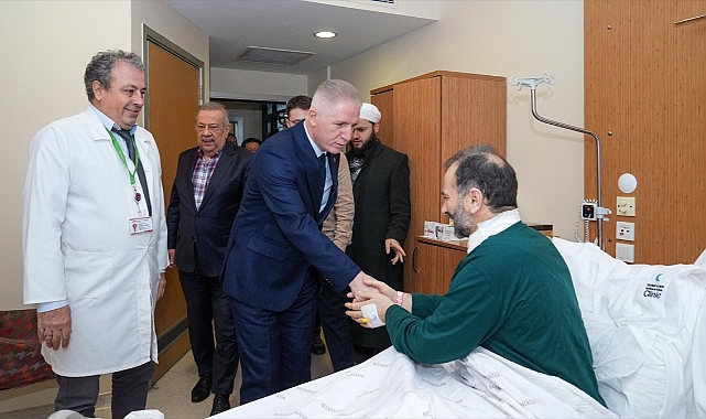 İstanbul Valisi Gül'den Fatih Camisi imamı Usta'ya hastanede ziyaret