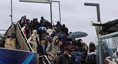 İstanbul yine kilit: Metrobüsler doldu, taştı