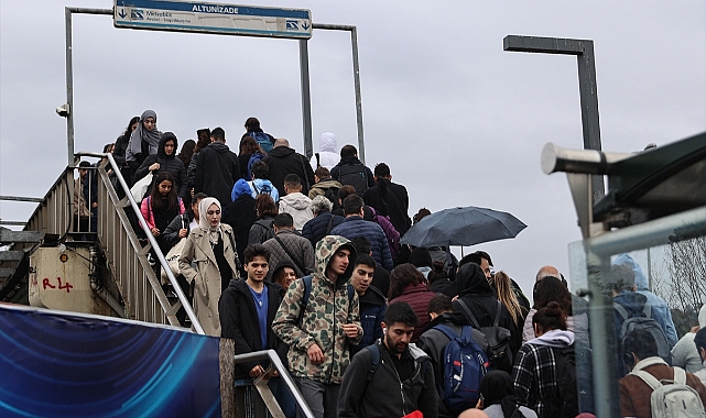 İstanbul yine kilit: Metrobüsler doldu, taştı