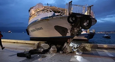 İzmir'de kaptanı rahatsızlanan vapur karaya çarptı!