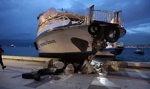İzmir'de kaptanı rahatsızlanan vapur karaya çarptı!