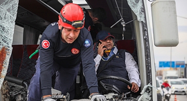 Kaza sonrası kurtarılmayı beklerken dakikalarca telefonla konuştu