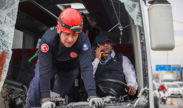 Kaza sonrası kurtarılmayı beklerken dakikalarca telefonla konuştu