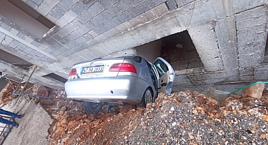Otomobil, inşaat ile istinat duvarı arasındaki boşluğa düştü
