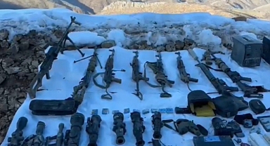 Pençe Kilit bölgesinde çok sayıda silah ve mühimmat ele geçirildi
