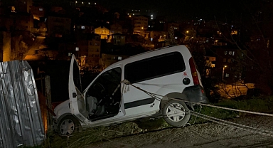 Pendik'te hafif ticari aracı inşaat alanına düşmekten tel örgüler kurtardı