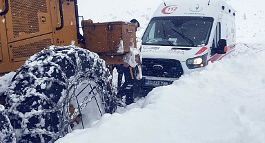 Siirt'te kar nedeniyle köyde mahsur kalan hastanın yardımına ekipler yetişti