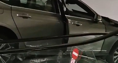 Şişli'de otomobil AVM'nin yürüyen merdivenine daldı