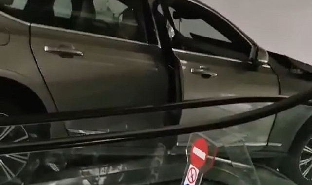 Şişli'de otomobil AVM'nin yürüyen merdivenine daldı