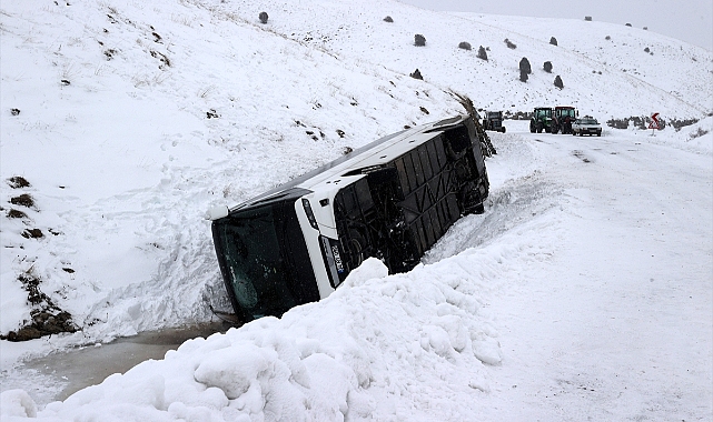 Sivas'ta cenazeden dönenleri taşıyan otobüs devrildi, 14 kişi yaralandı