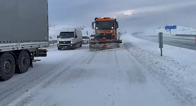 Tendürek Geçidi kardan kapandı, çoğu TIR onlarca araç mahsur kaldı