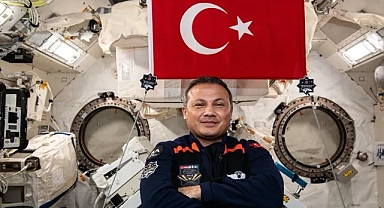 Türkiye'nin ilk uzay yolcusu Gezeravcı'dan Türk bayraklı paylaşım geldi