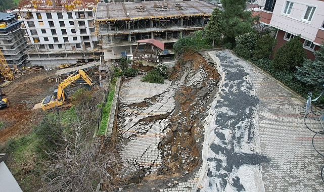 Üsküdar'da istinat duvarı çöktü : Bina boşaltıldı
